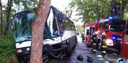 Osobówka wbiła się w autobus. Nie żyją dwie osoby