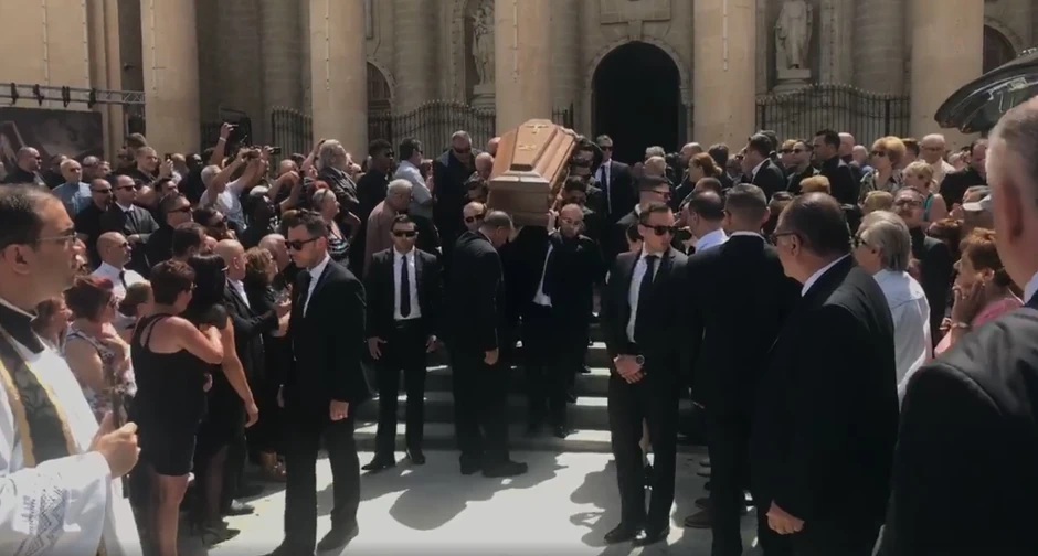 Hugovoj sahrani prisustvovalo je nekoliko hiljada ljudi