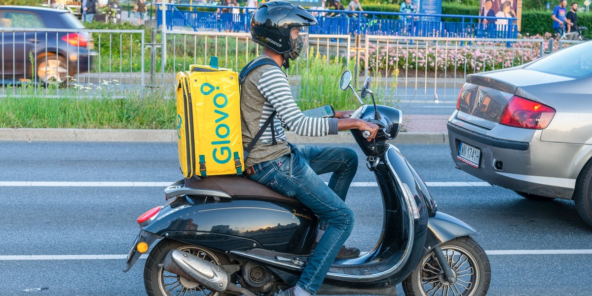 Biek Biedronka dostawy zakupów w ciągu 15 minut od zamówienia przez Glovo.