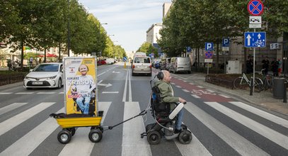 Wybory 2023. Łukasz Krasoń ciągnie po Warszawie swój baner wózkiem elektrycznym. Po co idzie do polityki?