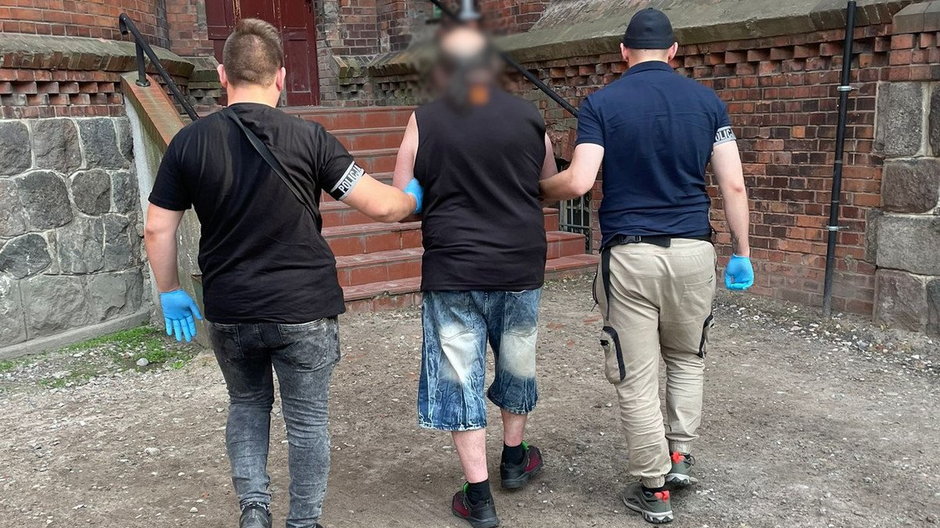 ''Odbierak'' zatrzymany. Fałszywy policjant wyłudził od poszkodowanych 39 tys. zł [WIDEO]