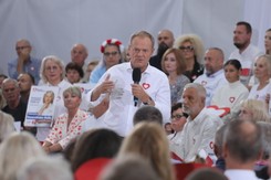 Wybory 2023. Tusk oskarża Orlen: Manewr wyborczy na rzecz PiS powoduje gigantyczne straty