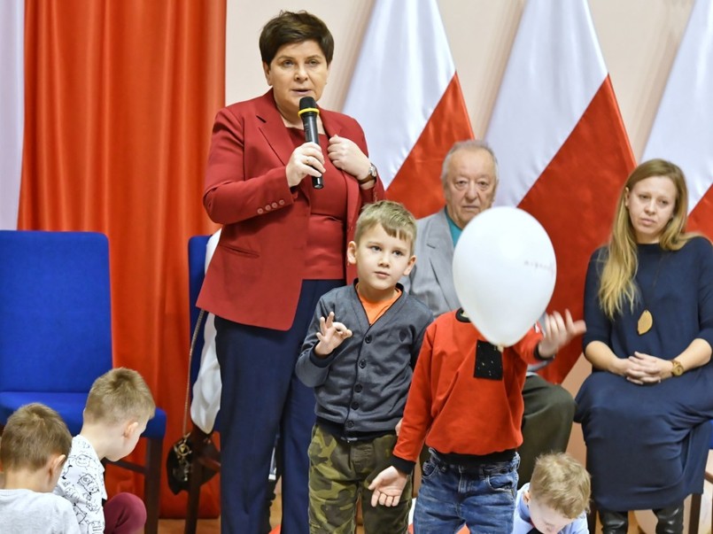 Kończący się dziś tydzień był bardzo pracowity dla pani wicepremier, ale niestety, niezbyt udany, jeśli chodzi o modowe wybory, których dokonywała. W czerwono-niebieskim zestawie z wczoraj sytuacji nie ratowało nawet rozpięcie marynarki, bo pod nią znajdowała się bluzka z bardzo "nieprzyjaznego" ciału opinającego materiału...