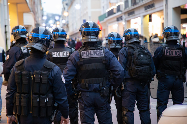 Zamieszki w Paryżu. Protestujący obrzucili policjantów kostką brukową