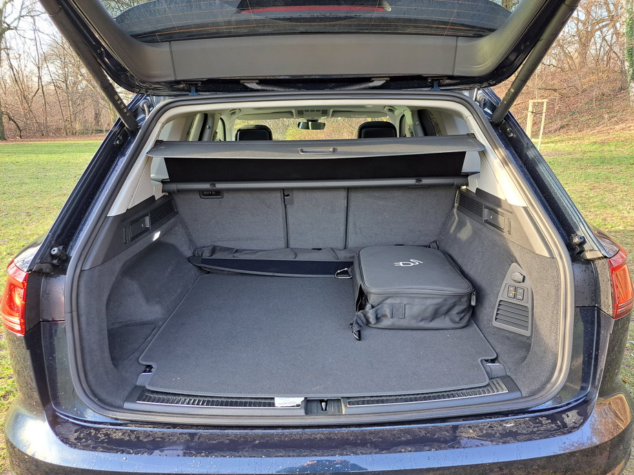 Volkswagen Touareg ma ogromny bagażnik, nawet w hybrydowej wersji. Część tej przestrzeni niestety zajmują kable.