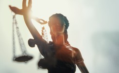 Holenderski komornik gwałcił klientki.Trafi do więzienia