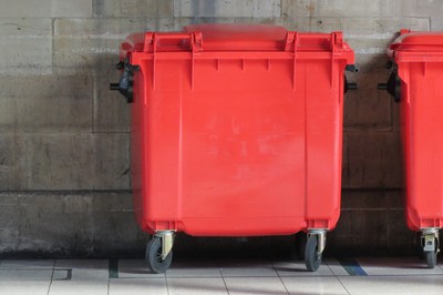 Nowy kolor pojemników na śmieci (czerwony) na cmentarzach. Co do nich wrzucać?