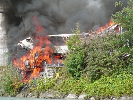 ©PHOTOPQR/LE DAUPHINE LIBERE/Christele PERNET*********************EXCLUSIF*************************************Notre Dame de Mesage le 22 juillet 2007 - Un autocar transportant une ciquantaine de personnes, des pelerins polonais revenant de Notre Dame de la Salette, est tombe par dessus le pont franchissant la Romanche et s'est ecrase des dizaines de metres plus bas provoquant la mort d'une vingtaine de personnes et de nombreux blesses.A bus carrying Polish pilgrims from a holy site in the French Alps plunged off a steep mountain road, crashed into a river bed and burst into flames on July 22, 2007, killing 24 people, authorities said.
