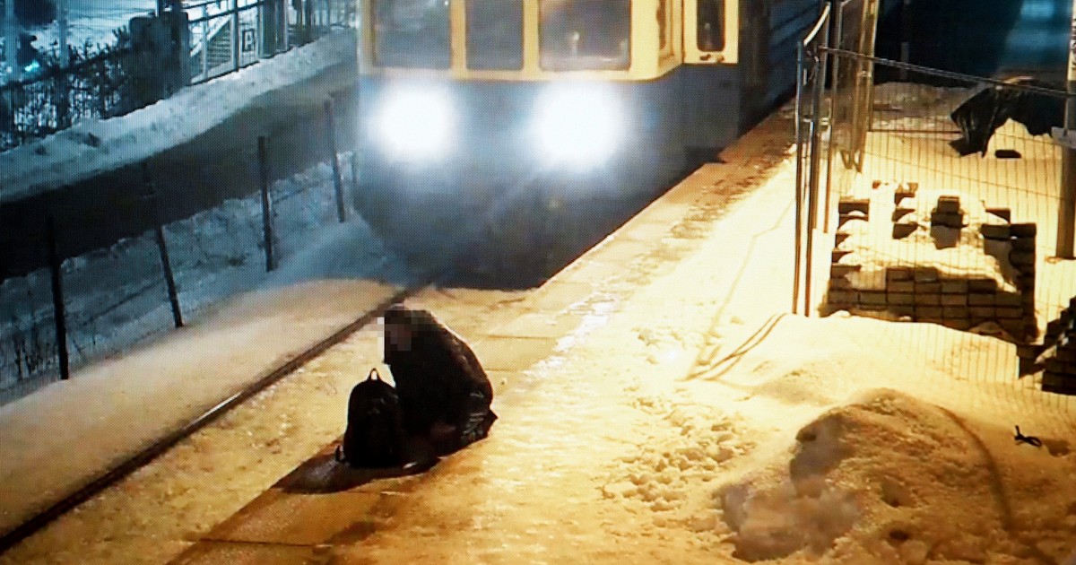 Kolejarze uratowali człowieka na stacji w Gdyni. Szybka reakcja zapobiegła tragedii