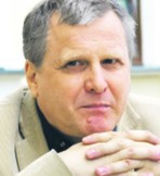 Paweł J. Dąbrowski, doktor zarządzania Uniwersytetu Warszawskiego, kieruje firmą szkoleniowo-doradczą Kreatywne Strategie. Absolwent matematyki, pedagogiki twórczości oraz studiów finansowych w Australii. Specjalizuje się w zagadnieniach przedsiębiorczości, innowacji i negocjacji. Autor książki „Praktyczna teoria negocjacji” Mirek noworyta