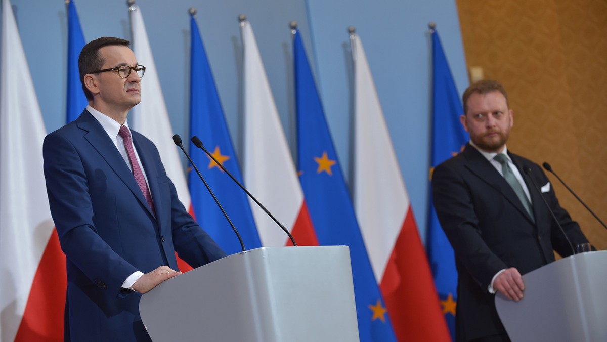 Premier Mateusz Morawiecki i ówczesny minister zdrowia Łukasz Szumowski