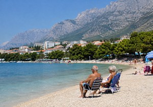 Stariji par na plaži - ilustracija