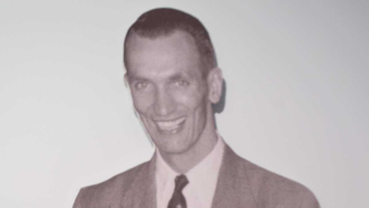 Jan Karski urodził się 24 kwietnia 1914 r. w Łodzi, był emisariuszem Polskiego Państwa Podziemnego, który przekazał na Zachód informacje o zagładzie Żydów. Zgodnie z uchwałą Sejmu rok 2014 jest Rokiem Jana Karskiego.