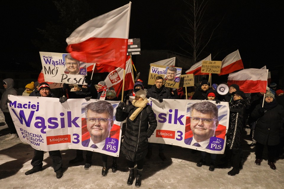 Manifestacja przed zakładem karnym w Przytułach Starych, gdzie przebywa Maciej Wąsik