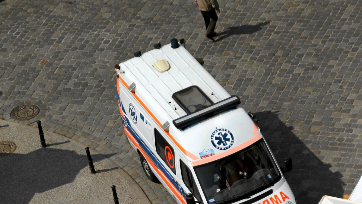 Siedem osób, w tym pięcioro gimnazjalistów, zostało rannych w sobotę w zderzeniu autobusu turystycznego z samochodem ciężarowym na obwodnicy Krakowa w ciągu autostrady A4. Ich życiu nie zagraża niebezpieczeństwo. Nitka trasy w kierunku Katowic jest zablokowana.