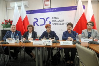 Dialog pełen napięć: Tak zakończyły się rozmowy rządu ze związkami ws. podwyżek dla nauczycieli