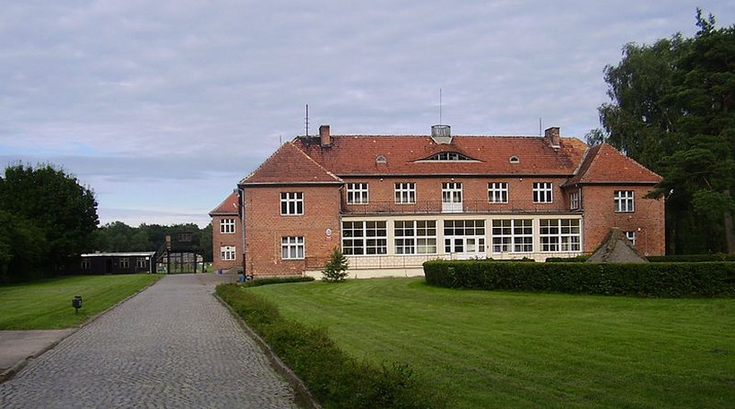 Sztutowo: Budynek komendantury dawnego niemieckiego obozu koncentracyjnego KL Stutthof