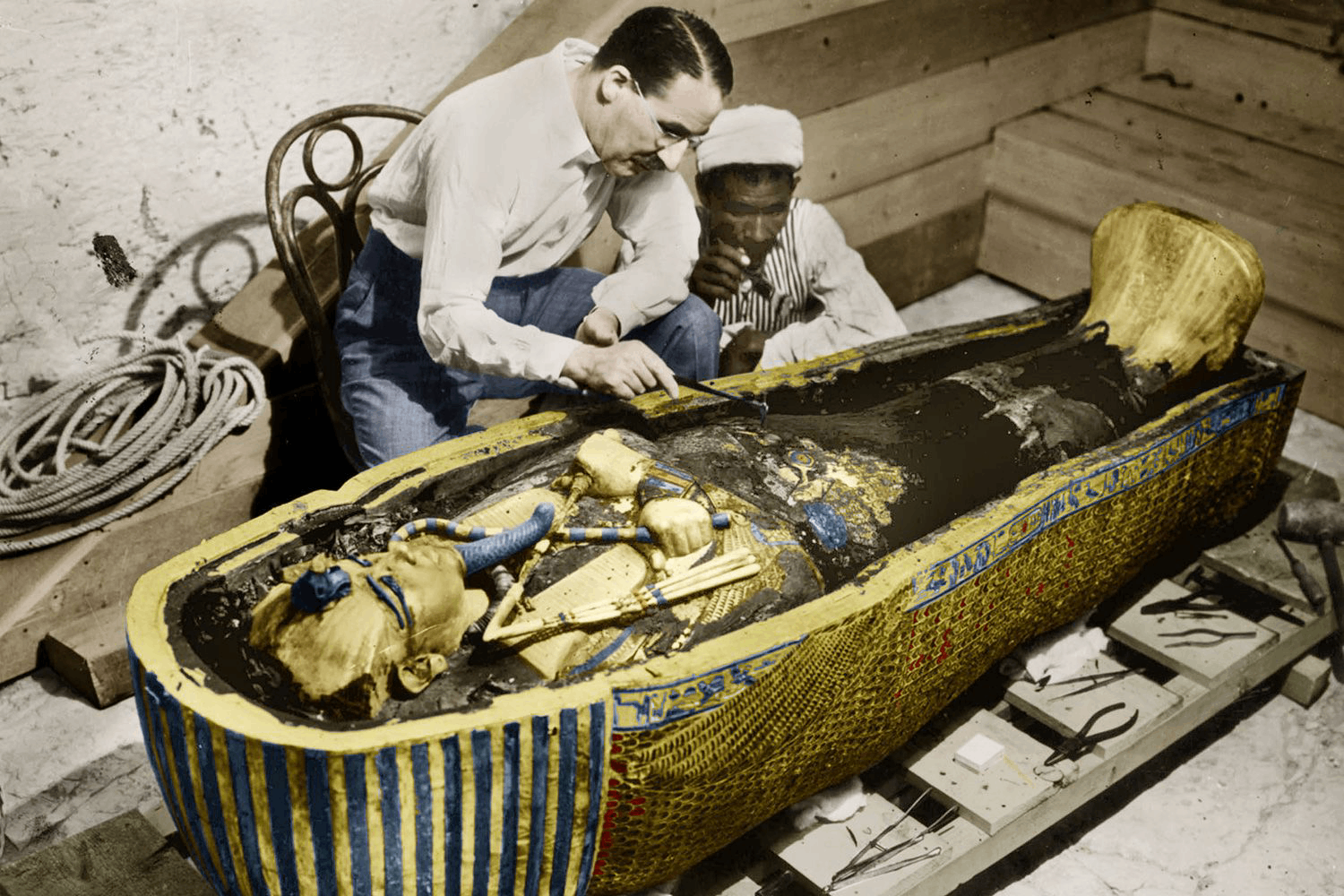 Howard Carter pri Tutanchamónovej hrobke