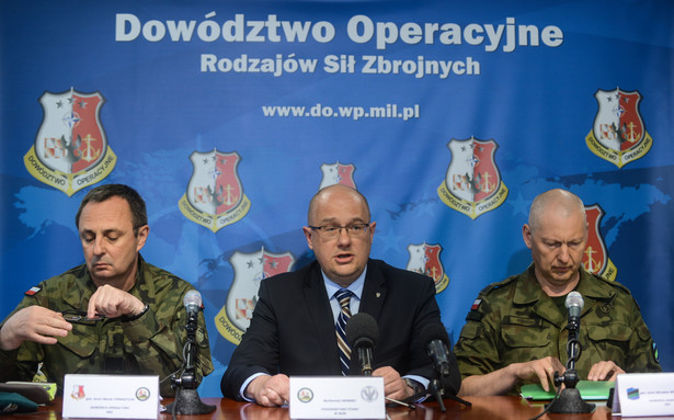 Dowódca Operacyjny RSZ gen. broni Marek Tomaszycki, podsekretarz stanu w MON Bartłomiej Grabski oraz dowódca generalny RSZ gen. broni Mirosław Różański w czasie konferencji prasowej dotyczącej przygotowań do ćwiczenia Anakonda-16