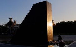 Pomnik smoleński na placu Piłsudskiego z całodobową ochroną. 'Pierwszy taki przypadek na świecie'