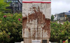 Pomnik ofiar Rzezi Woli zdewastowany. 'Zezwierzęcenie i hańba'