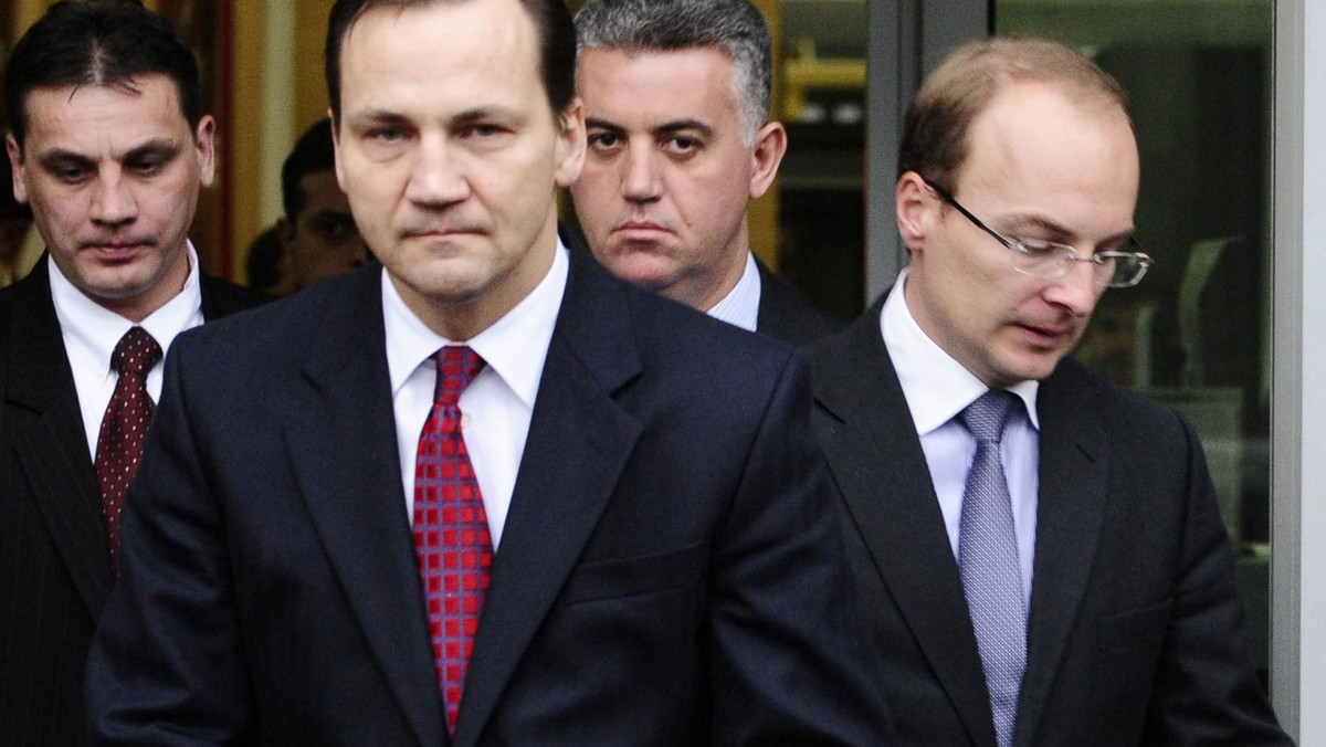 Szef MSZ Radosław Sikorski we wtorkowej rozmowie z ministrem spraw zagranicznych Białorusi Siarhiejem Martynauem zażądał uwolnienia wszystkich zatrzymanych i aresztowanych działaczy opozycyjnych na Białorusi - poinformował rzecznik MSZ Marcin Bosacki.