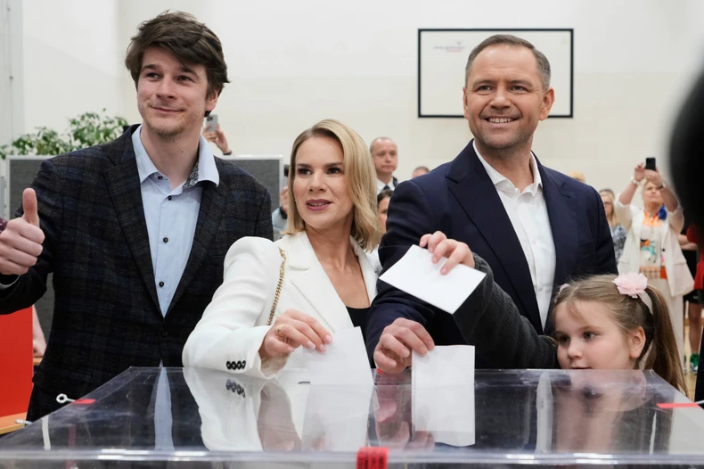 Karol Navrocki na glasanju sa porodicom u Varšavi 1. juna