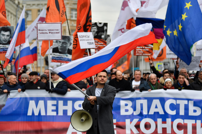 Moskwa: zwolennicy opozycji, w tym polityk Ilja Jaszyn, biorą udział w marszu pamięci ku czci zamordowanego Borysa Niemcowa, 29 lutego 2020 r.