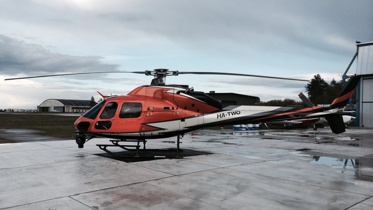 Od kilku dni nad Warszawą lata tajemniczy pomarańczowy helikopter. W mediach pojawiły się głosy, że został wynajęty przez premiera dla ochrony córki lub na potrzeby bollywoodzkiego filmu kręconego w stolicy. Nic podobnego. Jak się dowiedzieliśmy, maszyna pomaga w realizacji audycji z okazji 10-lecia wstąpienia Polski do UE.