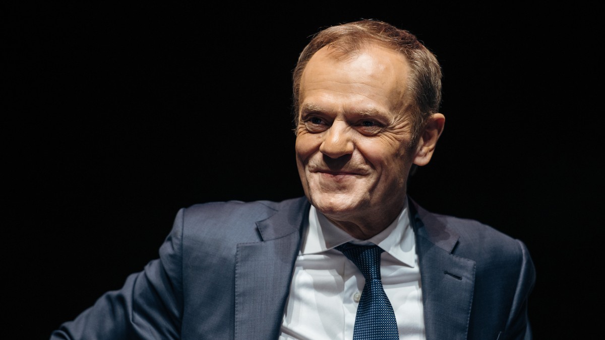 Rafale, mów tylko to, w co wierzysz i walcz do końca - powiedział Donald Tusk, pytany przez portal NaTemat.pl o komentarz do sondażowych wyników wyborów prezydenckich. W drugiej turze kandydat KO Rafał Trzaskowski zmierzy się z urzędującym prezydentem Andrzejem Dudą.