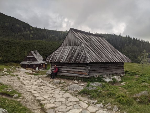 Hala Gąsienicowa w pochmurny dzień. Na drugim planie Betlejemka. Maj 2021. 