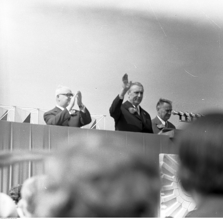 Pochód 1 Maja w Warszawie w 1973 r. Na trybunie honorowej od lewej stoją: prof. Henryk Jabłoński, Edward Gierek i Piotr Jaroszewicz