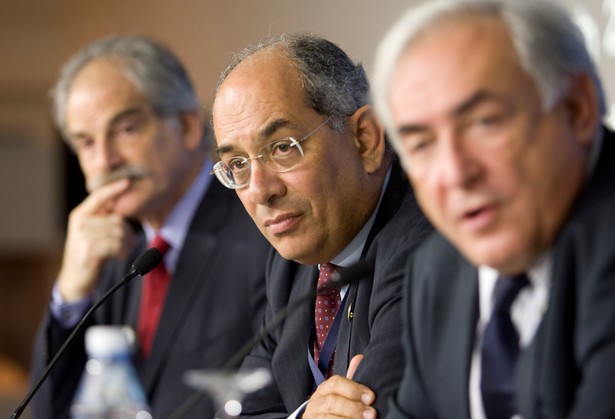 Youssef Boutros-Ghali, minister finansów Egiptu (w środku), John Lipsky, pierwszy zastępca dyrektora wykonawczego MFW (z lewej) Dominique Strauss-Kahn, dyrektor wykonawczy MFW (z prawej) podczas jednej z sesji MFW w Stambule. Fot. Bloomberg