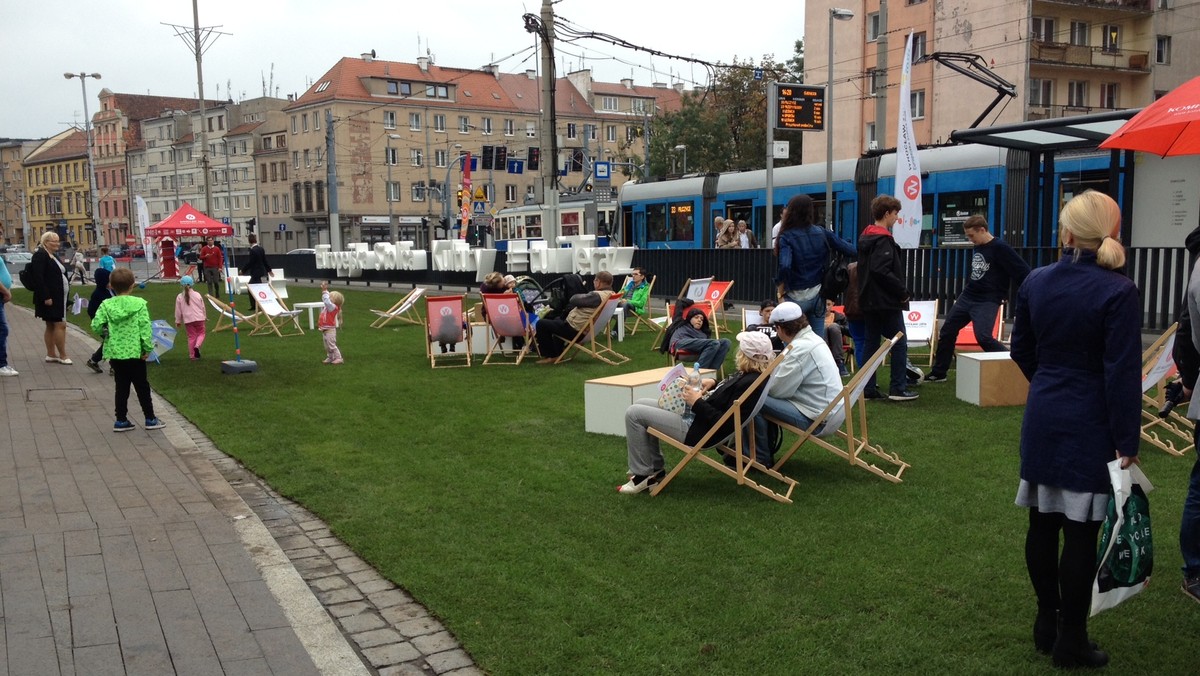 Pogoda nieco pokrzyżowała plany organizatorów niedzielnego pikniku na Kazimierza Wielkiego. Zamiast słońca był deszcz. Mimo to wrocławianie i tak skorzystali z atrakcji zafundowanych im w ramach Europejskiej Stolicy Kultury. Narzekać mogli jedynie kierowcy, którzy jadąc w stronę Rynku musieli omija trasę W-Z. Niewykluczone, że w przyszłości ruch samochodowy na Kazimierza Wielkiego całkowicie się zmieni.