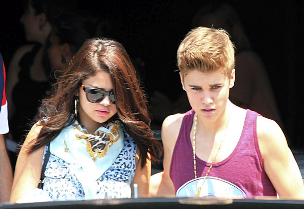 Justin Bieber, Selena Gomez i nielegalny wyciek