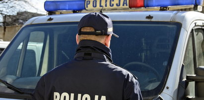 Kierowca ciągnął za samochodem policjanta