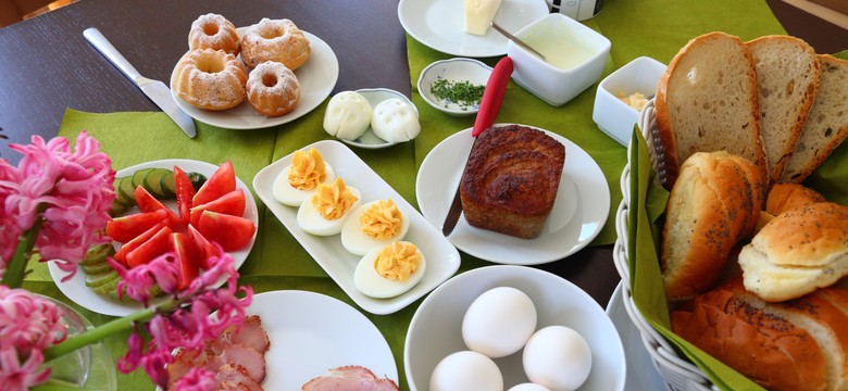 Wielkanocny stół bez luksusów? Polacy oszczędzają, ale nie na jedzeniu