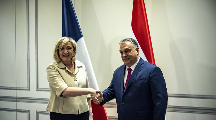 A Miniszterelnöki Sajtóiroda által közreadott képen Orbán Viktor miniszterelnök és Marine Le Pen, a francia ellenzéki Nemzeti Tömörülés párt vezetője és elnökjelöltje tárgyalásuk előtt az európai konzervatív pártvezetők találkozóján Madridban 2022. január 29-én / Fotó: MTI/Miniszterelnöki Sajtóiroda/Fischer Zoltán