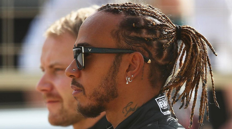 Hamilton a futamokon is hordja ékszereit /Fotó: Lewis Hamilton/Instagram