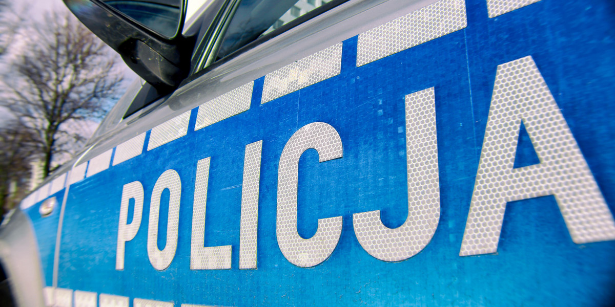 Policja wypisuje hasła na złomie