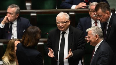 Prezes Jarosław Kaczyński otoczony politykami Prawa i Sprawiedliwości.