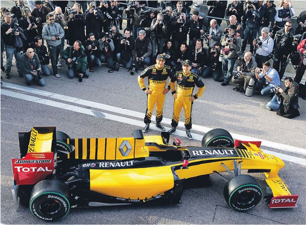 Robert Kubica i Witalij Pietrow i zaprezentowali wczoraj w Walencji w barwach Renault.