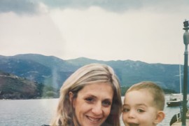 Jasminu je muž ostavio zbog ESTRADNE ZVEZDE: Ostala je sama sa sinom, preprodavala stvari sa pijace, išla u POCEPANIM čizmama, a danas je doktor nauka