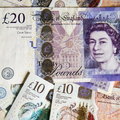 Król Karol III będzie patrzył się w lewo. Co jeszcze wiadomo o nowych pieniądzach Wielkiej Brytanii?