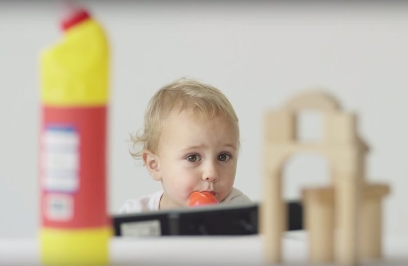 Detergent czy zabawka? Co jest atrakcyjniejsze w oczach dziecka?