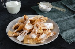 Jak zrobić faworki? Żeby były kruche, kluczowy jest jeden składnik