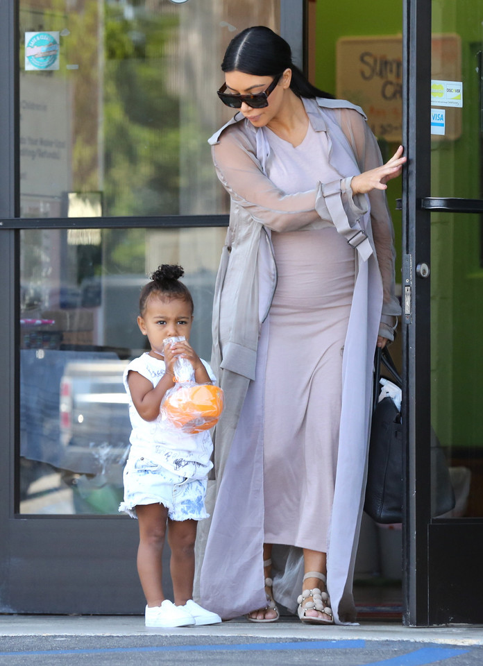 Ciężarna Kim Kardashian z córką i siostrzeńcem