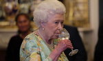 Królowa Elżbieta popija! Nie za dużo tych szklanek jak na jeden dzień? 