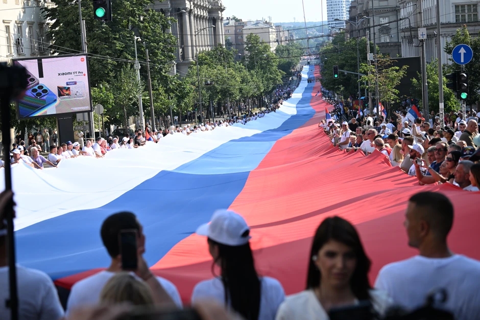 Srpska zastava dugačka je 500 metara i široka 10 metara