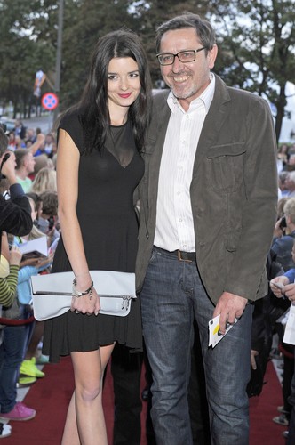 Andrzej Sołtysik i Patrycja Czop na czerwonym dywanie przed Teatrem Muzycznym w Gdyni